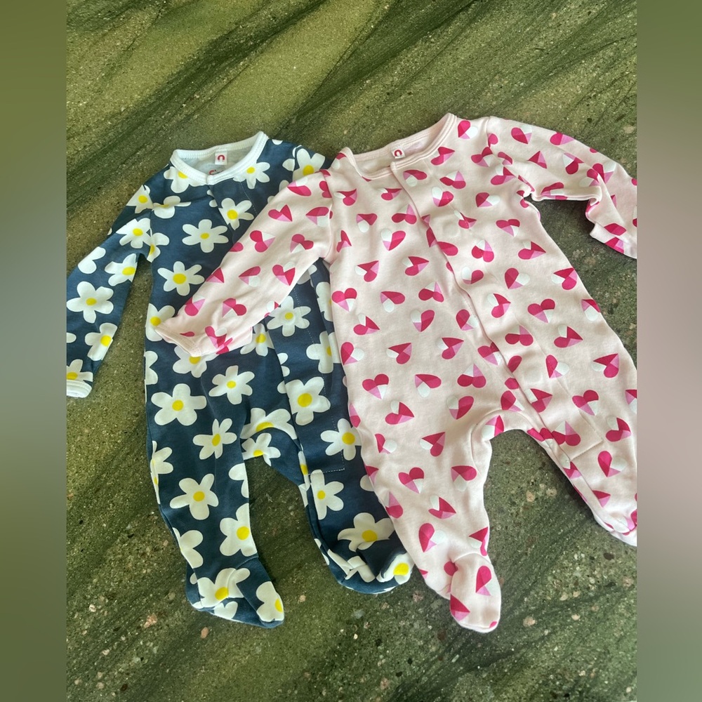 2pack Newborn (5-8lbs) Magnetic closure and Built in mittens!